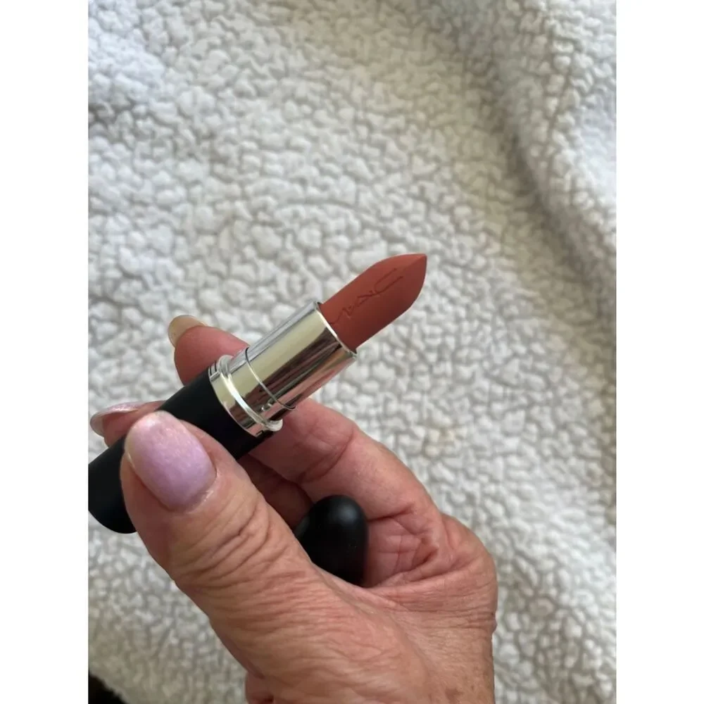 MACximal  Matte Lipstick -kinda sexy